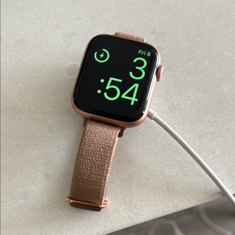 Apple Watch Series 5 GPS, 44mm Gold Aluminium Case